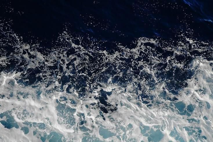 Морська піна на хвилях, вид згори